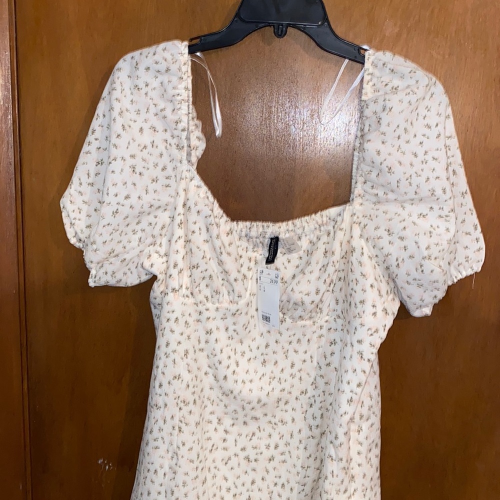 NWT Floral print cream color puff sleeve dress